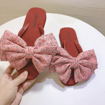 Sieviešu čības ar ziediem uz lentes un plakanu zoli