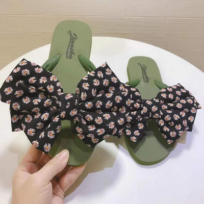 Sieviešu čības ar ziediem uz lentes un plakanu zoli