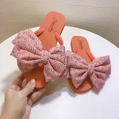 Sieviešu čības ar ziediem uz lentes un plakanu zoli