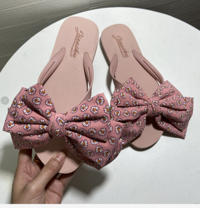 Sieviešu čības ar ziediem uz lentes un plakanu zoli