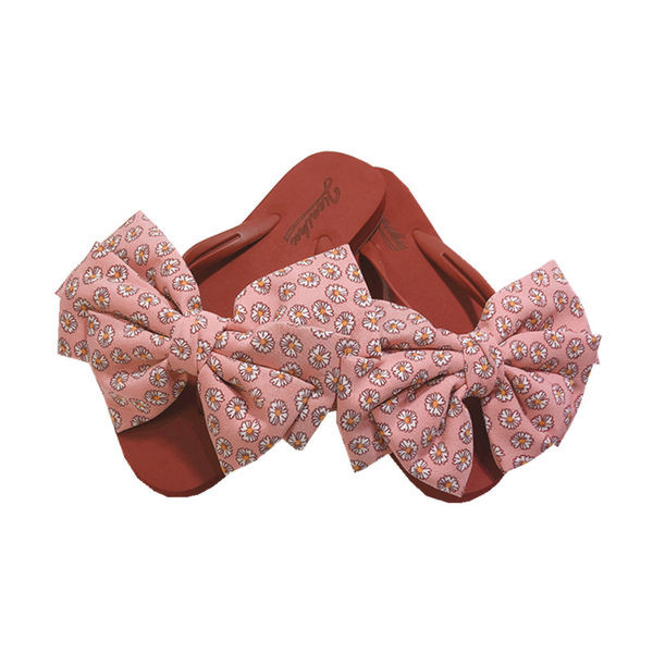 Sieviešu čības ar ziediem uz lentes un plakanu zoli