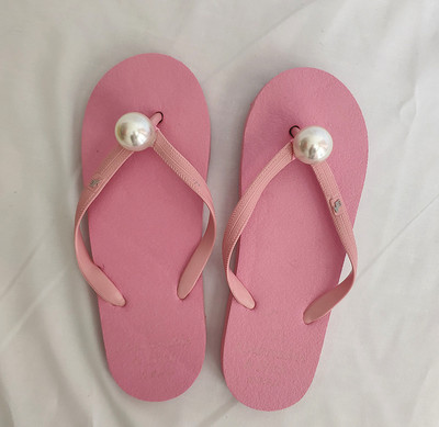 Flip flops ar gumijas zoli un pērļu rotājumu