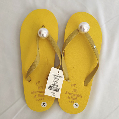 Flip flops ar gumijas zoli un pērļu rotājumu