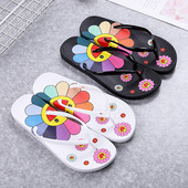 Krāsainas sieviešu čības starp pirkstiem ar aplikāciju