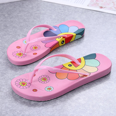 Krāsainas sieviešu čības starp pirkstiem ar aplikāciju