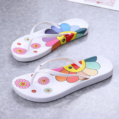 Krāsainas sieviešu čības starp pirkstiem ar aplikāciju