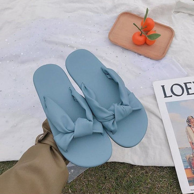 Jauns sieviešu čību modelis trīs krāsās ar plakanu zoli