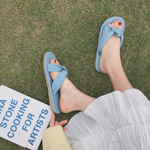 Jauns sieviešu čību modelis trīs krāsās ar plakanu zoli