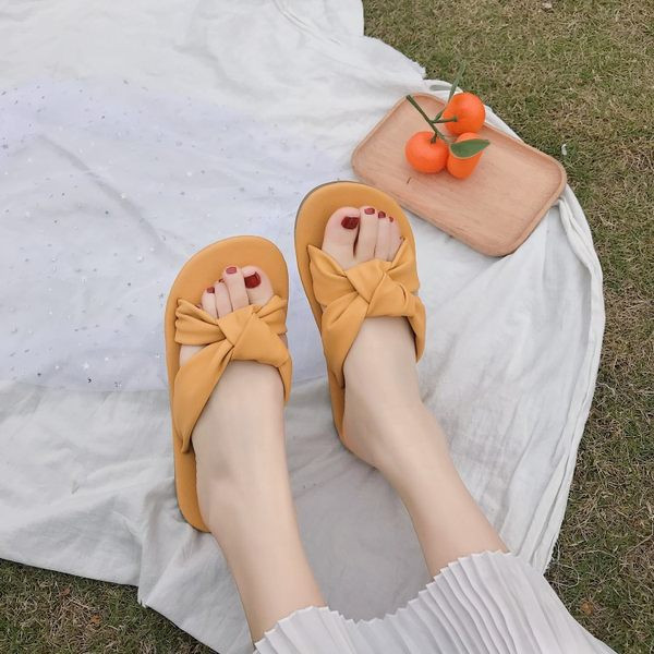 Jauns sieviešu čību modelis trīs krāsās ar plakanu zoli