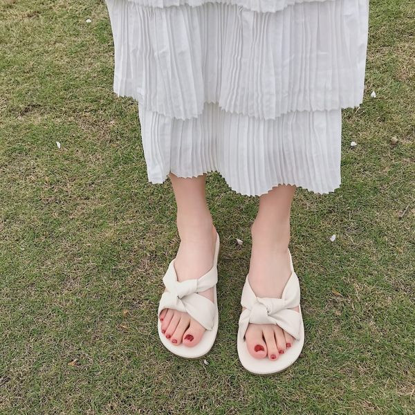 Jauns sieviešu čību modelis trīs krāsās ar plakanu zoli