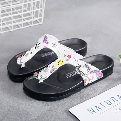 Ikdienas čības ar aplikāciju un plakanu zoli