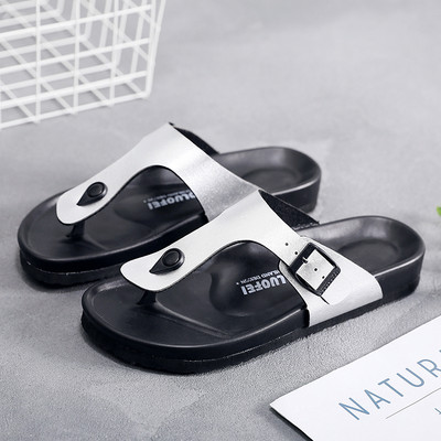 Ikdienas čības ar aplikāciju un plakanu zoli