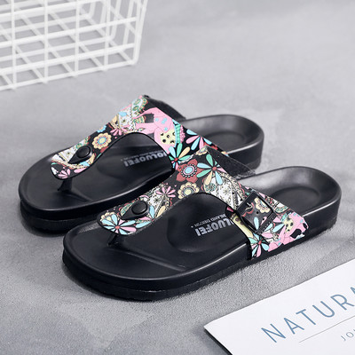 Ikdienas čības ar aplikāciju un plakanu zoli