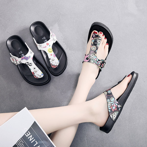 Ikdienas čības ar aplikāciju un plakanu zoli