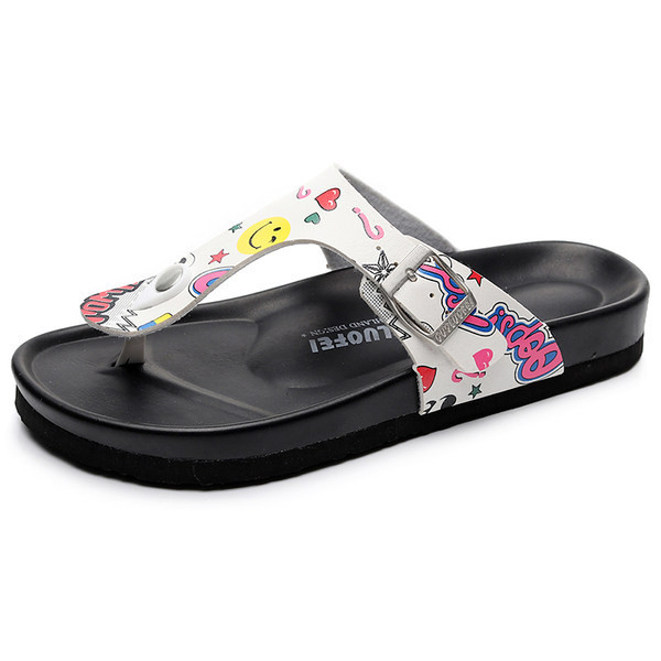 Ikdienas čības ar aplikāciju un plakanu zoli