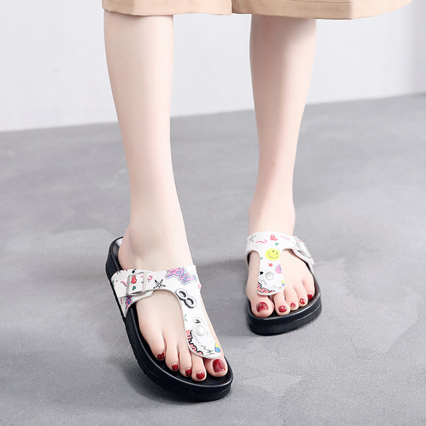 Ikdienas čības ar aplikāciju un plakanu zoli