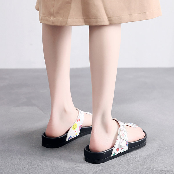 Ikdienas čības ar aplikāciju un plakanu zoli