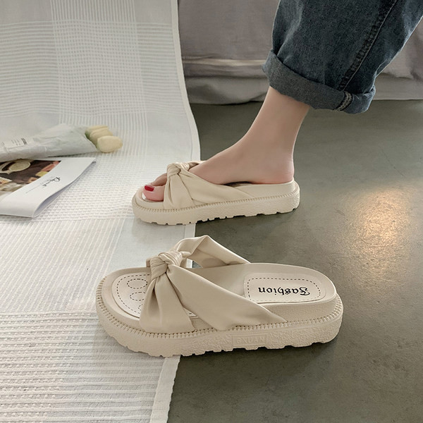 Model nou de papuci de dama cu panglica si talpa aspra