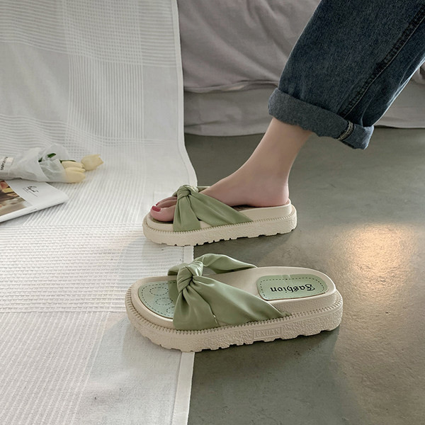 Model nou de papuci de dama cu panglica si talpa aspra