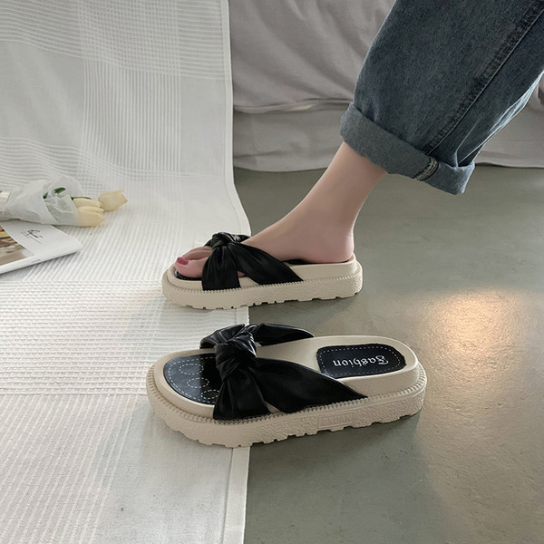 Model nou de papuci de dama cu panglica si talpa aspra