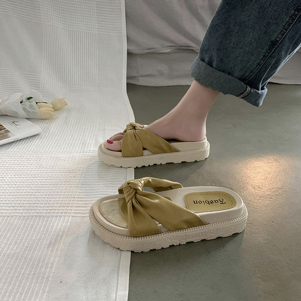 Model nou de papuci de dama cu panglica si talpa aspra