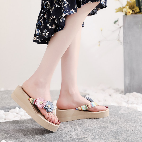 Modernas sieviešu čības ar 3D elementiem un platformu 3 vai 5 cm