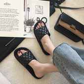 Model nou de papuci de dama matlasati din piele ecologica