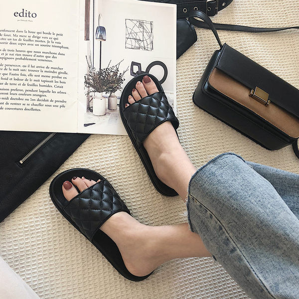 Model nou de papuci de dama matlasati din piele ecologica