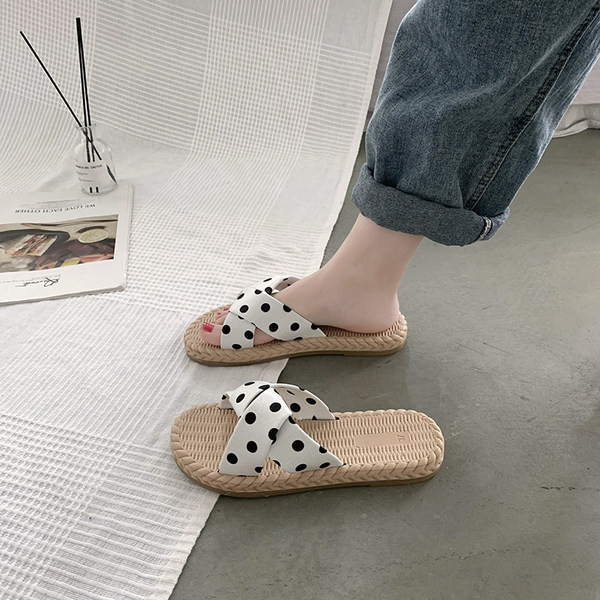 Ikdienas sieviešu čības ar punktveida zolēm - vairākas krāsas