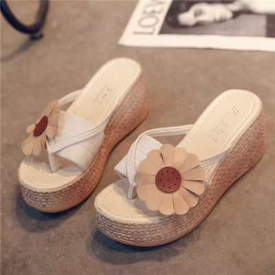 Ikdienas sieviešu čības ar platformu un 3D elementu