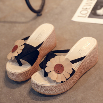 Ikdienas sieviešu čības ar platformu un 3D elementu