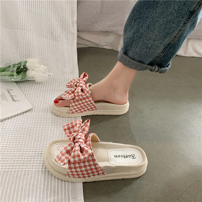 Jauns sieviešu čību modelis ar plakanu zoli un rūtainu lentīti