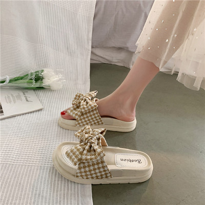 Jauns sieviešu čību modelis ar plakanu zoli un rūtainu lentīti