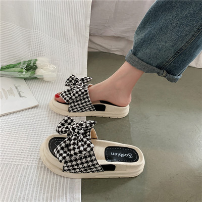 Jauns sieviešu čību modelis ar plakanu zoli un rūtainu lentīti