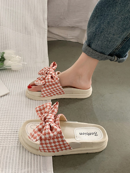 Jauns sieviešu čību modelis ar plakanu zoli un rūtainu lentīti