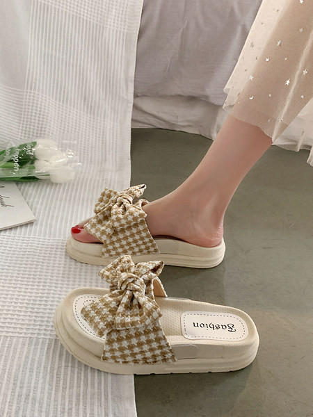 Jauns sieviešu čību modelis ar plakanu zoli un rūtainu lentīti