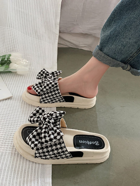 Jauns sieviešu čību modelis ar plakanu zoli un rūtainu lentīti