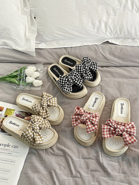 Jauns sieviešu čību modelis ar plakanu zoli un rūtainu lentīti