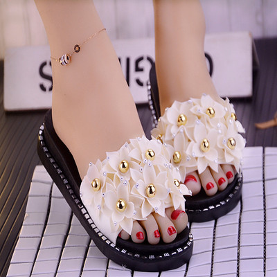 Sieviešu čības ar plakanu zoli un ziedu rotājumu - vairāki modeļi