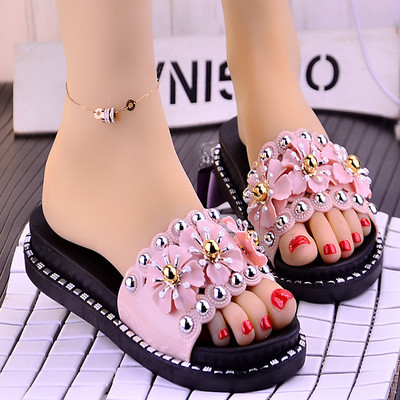 Sieviešu čības ar plakanu zoli un ziedu rotājumu - vairāki modeļi