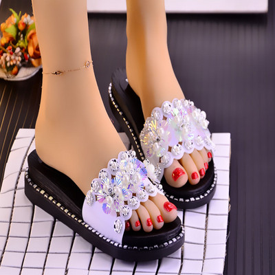 Sieviešu čības ar plakanu zoli un ziedu rotājumu - vairāki modeļi