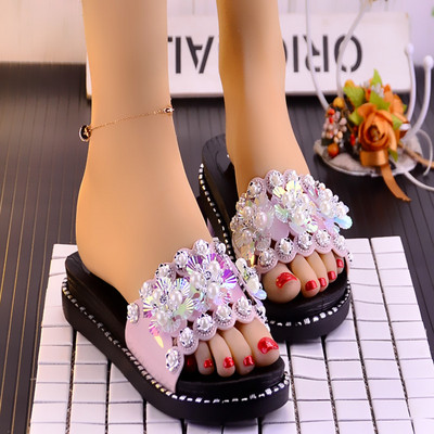 Sieviešu čības ar plakanu zoli un ziedu rotājumu - vairāki modeļi