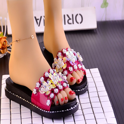 Sieviešu čības ar plakanu zoli un ziedu rotājumu - vairāki modeļi