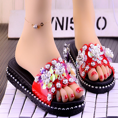 Sieviešu čības ar plakanu zoli un ziedu rotājumu - vairāki modeļi