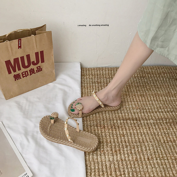 Sieviešu čības ar pērlēm un metāla ananāsu apdari