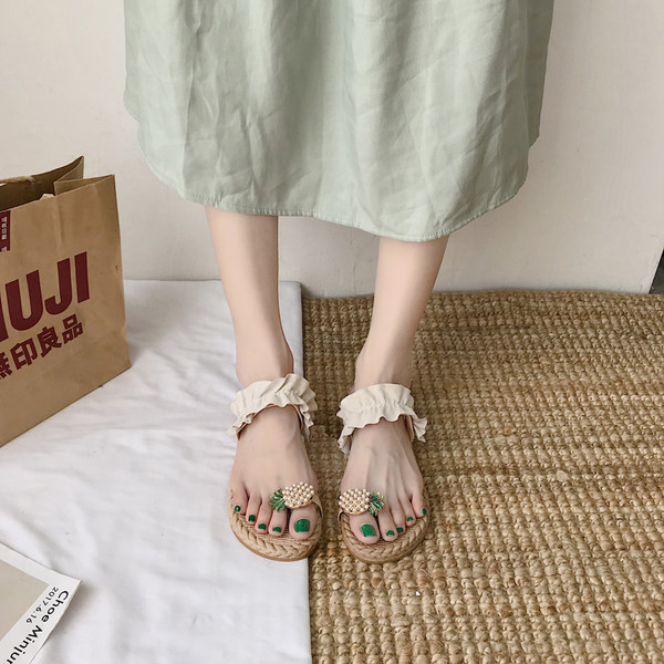 Sieviešu čības ar pērlēm un metāla ananāsu apdari