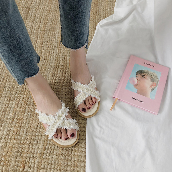 Modernas čības divās krāsās ar plakanu zoli