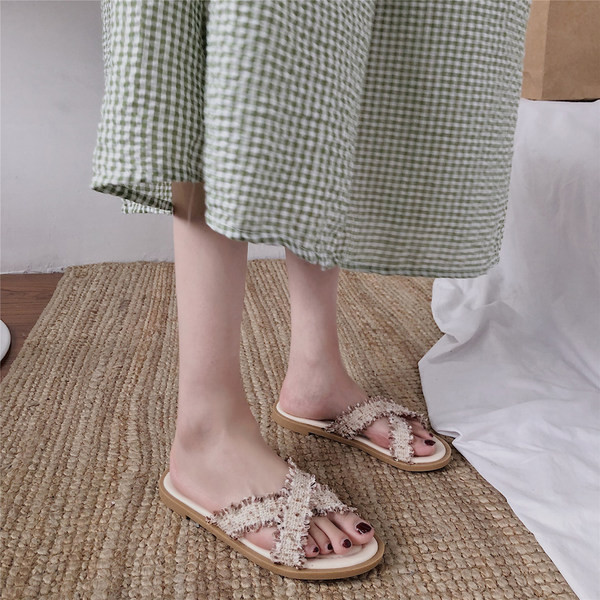 Modernas čības divās krāsās ar plakanu zoli