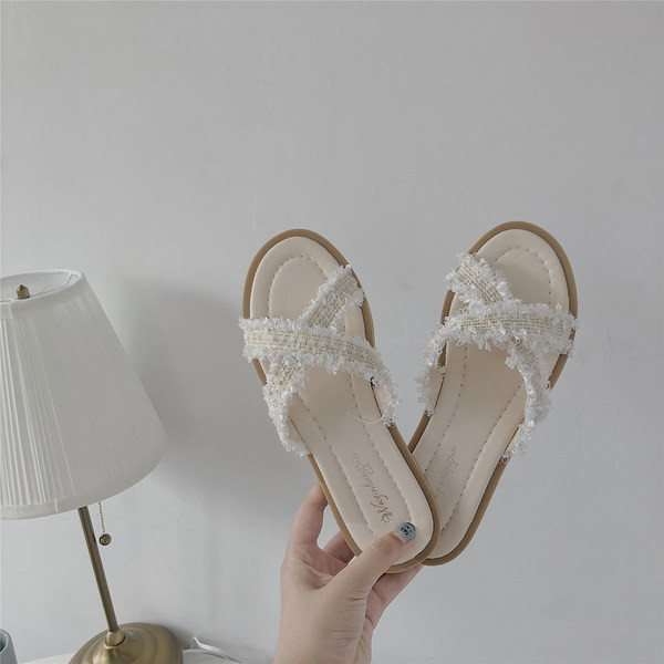 Modernas čības divās krāsās ar plakanu zoli