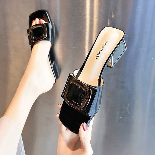 Sieviešu lakādas čības ar sprādzi un papēdi